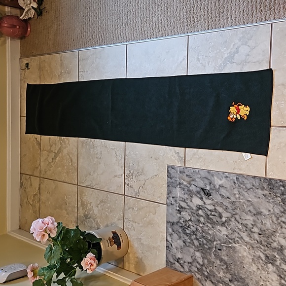 Winnie the Pooh and Tigger fleece scarf and gloves - Picture 7 of 11